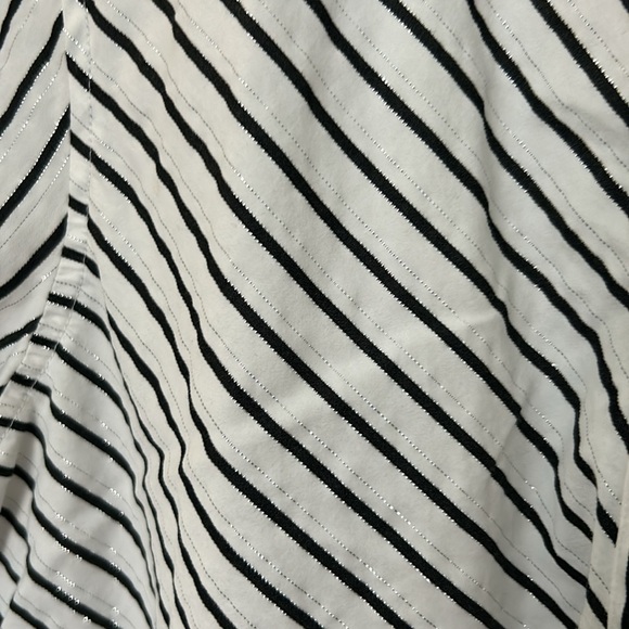 3/$30 - Jones NY Signature Black & Silver thread Diagonal Women’s Large Blouse - Picture 4 of 4